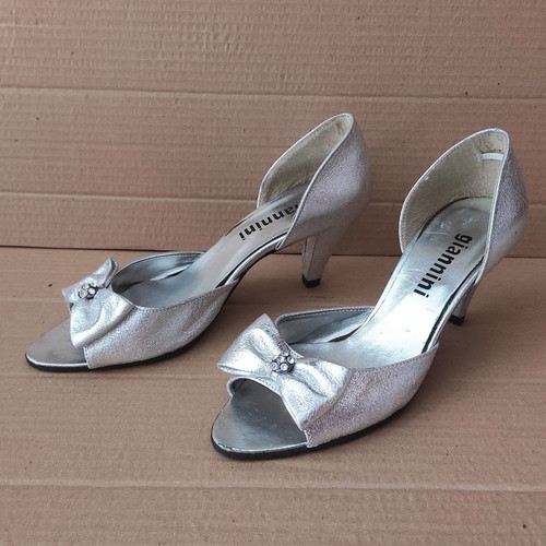 Giannini silver peep toe pumps used, size 37, with bow