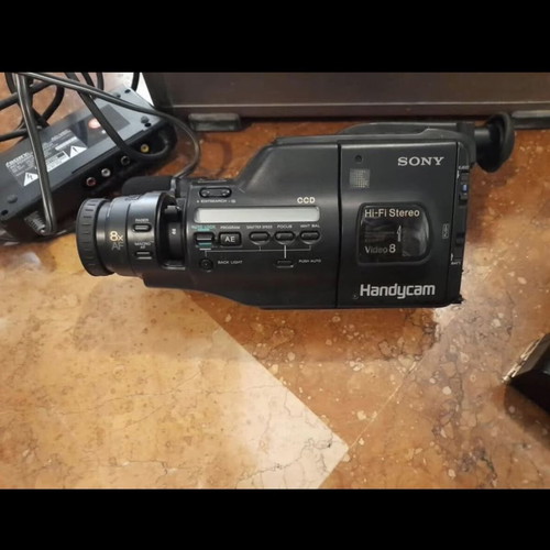Sony Handycam CCD-F77 Hi-Fi Stereo Video8 camcorder like new with case and accessories