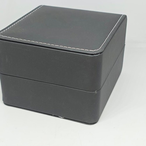Watch case made of leatherette with protective cushion new