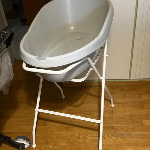 Baby Bath Tub with Additional Base and Metal Stand like new
