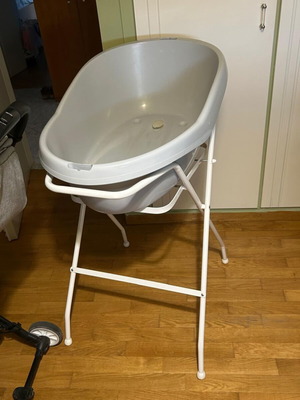 Baby Bath Tub with Additional Base and Metal Stand like new