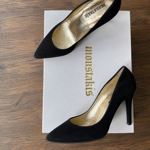 Moustakis black leather pumps size 35 like new with box