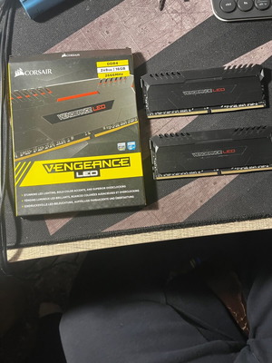 Vengeance LED RAM 16GB (2 x 8GB) DDR4 2666MHz like new