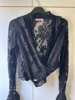 Danoff Lace Wrap Top Black elastic lace like new, size M
