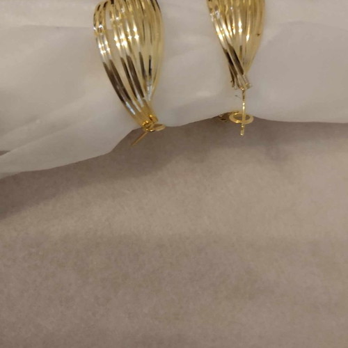 Asymmetric earrings with embossed ridges gold color new