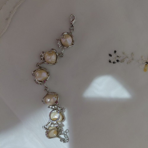 Bracelet with pearls like new, beige