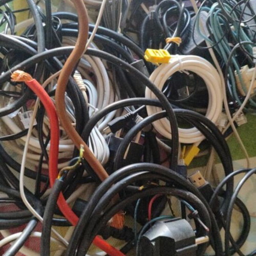 Chargers and cables like new, pack of 10