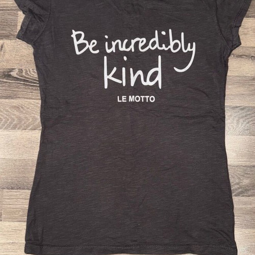 T-shirt with Be Incredible Kind print like new, size L