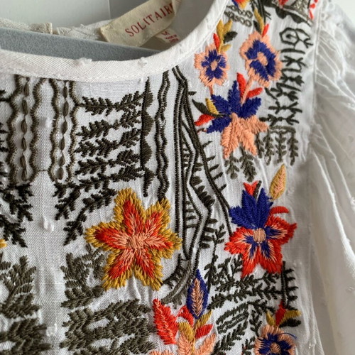 Solitaire white blouse with embroidered flowers like new, size M