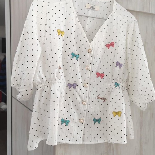 Women's shirt one size with light gathers and pearl buttons like new