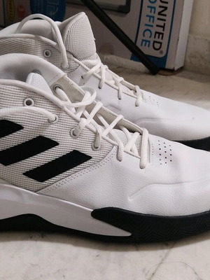 Adidas Ownthegame EE9631 athletic shoes like new, size 47 1/3, black and white