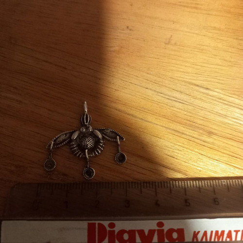 Silver pendant used with double bee of Malia