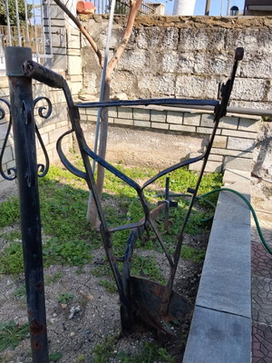 Юни употребяван, стар стил обработващ почвата за градинска декорация