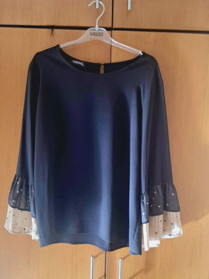 Women's blouse like new with long sleeves and beige black polka dot design