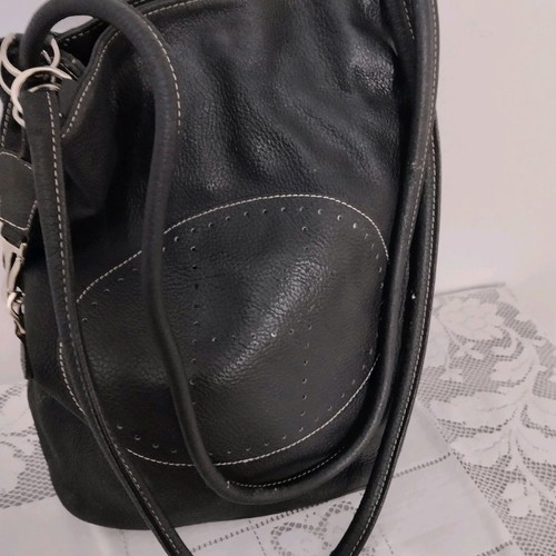 Leather shoulder bag used, black with magnetic clasp