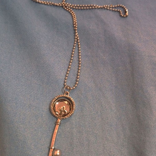 Key pendants set with long chains like new, silver and gold tone