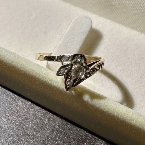 Gold K14 ring with zircon stones like new
