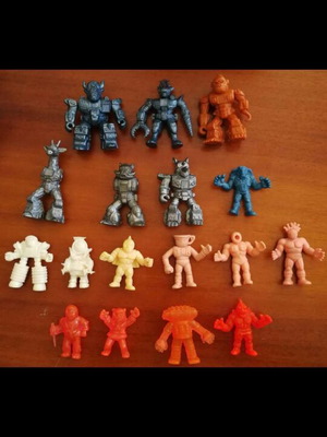 Teratomachoi figures used, set of 18 aliens