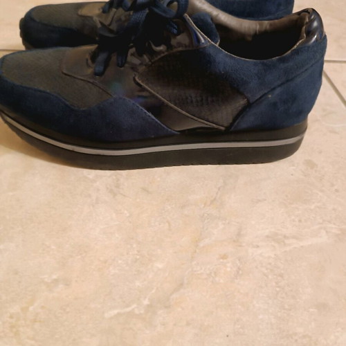 Blue athletic shoes like new with vinyl details size 39