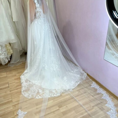 Wedding dress with veil, like new, size L 40 12, white