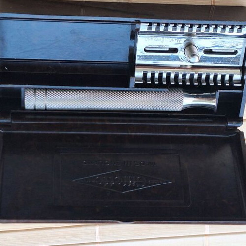 Gillette Flat Bottom Twin Pin Long Comb DE Razor used in original box
