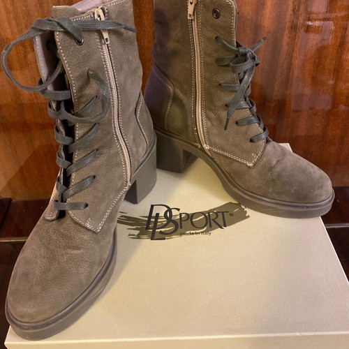 Gray leather boots size 38