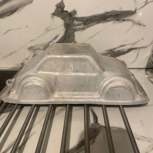 Car cake mold used in excellent condition