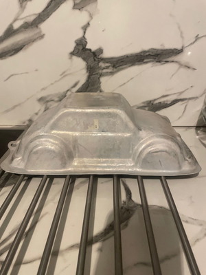 Car cake mold used in excellent condition