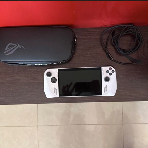 Asus ROG Ally Extreme console like new, 500GB, charger and case included