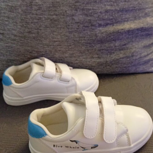 White athletic shoes size 25 with blue whale, like new