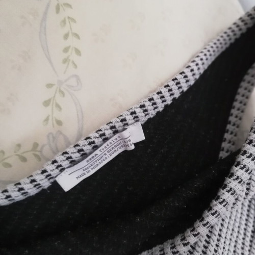 Zara crop top with zipper medium, like new, black and white