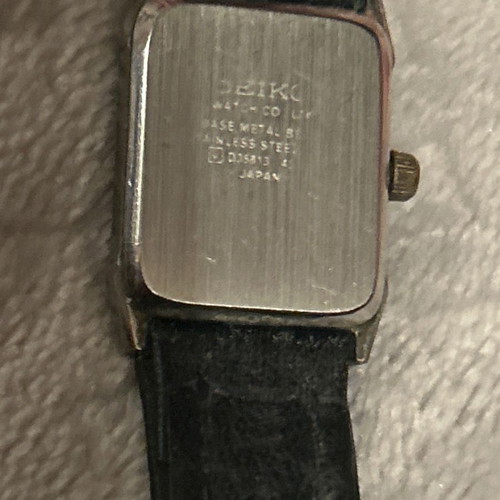 Vintage Seiko women's watch used, needs battery, small scratch