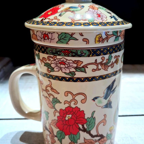 Vintage Chinese porcelain set new with collectible cups and filter