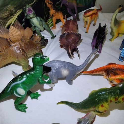 Dinosaur figures like new, set of 31
