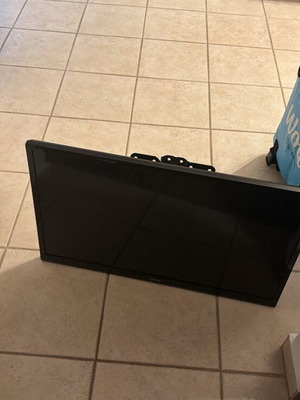 Τηλεόραση Turbo X 32" σαν καινούργιο με βάση τοίχου, όχι smart