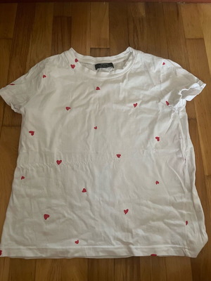 Κοντομάνικη Bershka σαν καινούργιο, άσπρη με κόκκινα καρδούλες, μέγεθος S