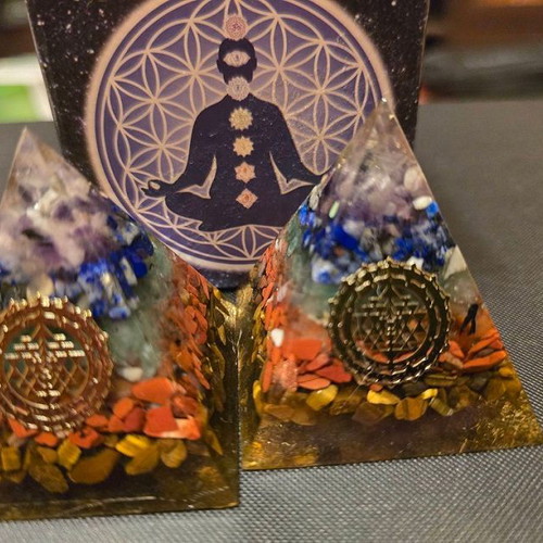 Energy Orgone Pyramid 7 Chakras with Crystals and Shri Yantra Symbol new