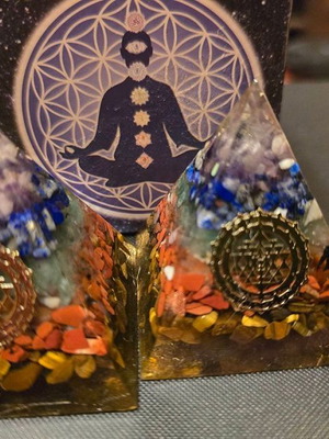 Energy Orgone Pyramid 7 Chakras with Crystals and Shri Yantra Symbol new