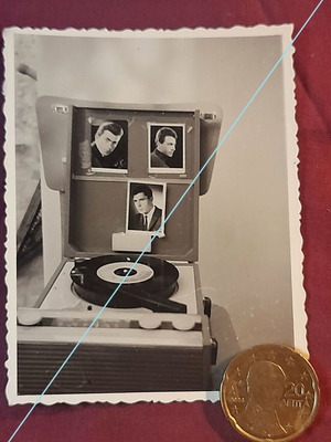 Βίνταζ φορητό πικάπ με φωτογραφίες ανδρών, ασπρόμαυρο
