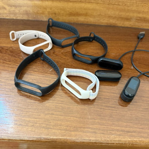 Smartwatches used, set of 3 with 5 straps and 2 chargers