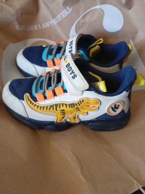 Bull Boys No30 athletic shoes used, light-up dinosaur eye