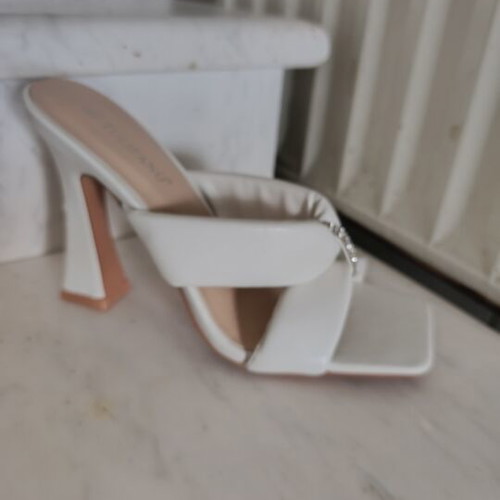 White high-heeled shoes size 39 new