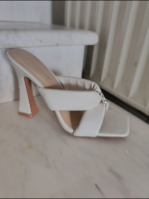 White high-heeled shoes size 39 new