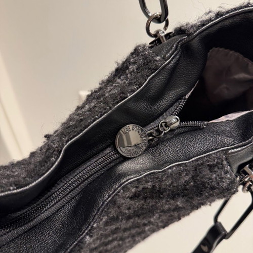 Le Pandorine wool winter shoulder bag like new, black and grey
