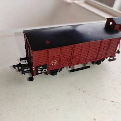 Vintage Fleischmann HO Scale 1465 E Esso Tanker and 3 wagons like new
