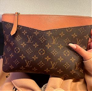 Louis Vuitton leather clutch bag. Αυθεντική