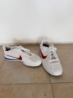 Nike Cortez Vintage αθλητικά σαν καινούργια, μέγεθος 42, άσπρο και κόκκινο