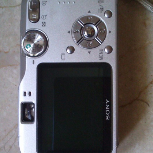 Sony DSC-P200 digital camera like new with Carl-Zeiss lens