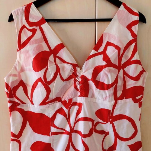 Summer dress with floral pattern and side tie