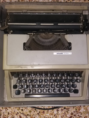Γραφομηχανή Olivetti Dora vintage μεταχειρισμένη με δερμάτινη θήκη-βαλίτσα